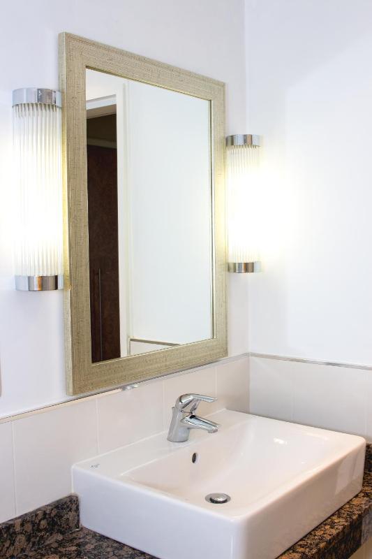 Twin Room image 4