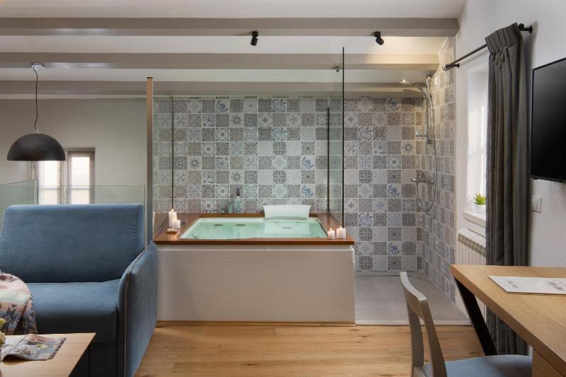 Suite with Spa Bath image 2
