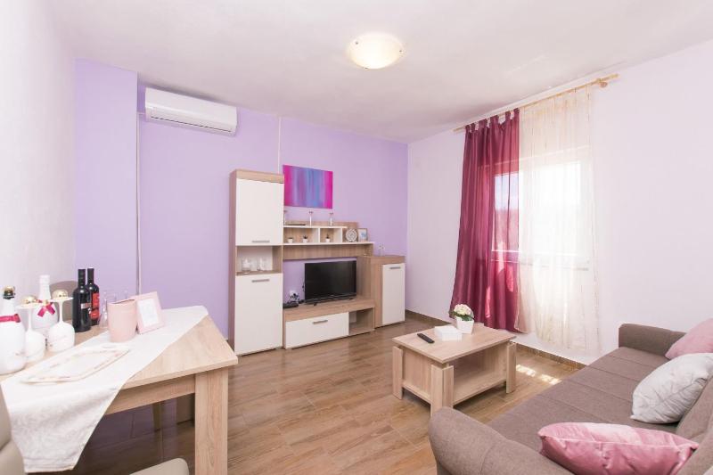 Three-Bedroom Holiday Home  image 2