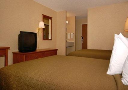 Queen Room with Two Queen Beds - Non-Smoking image 1