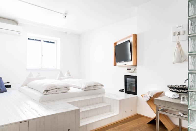 Tiny Independent Room image 4