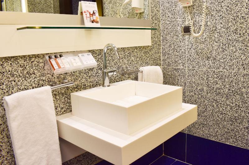 Standard Single Room image 4