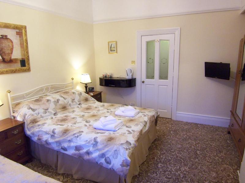 Double Room image 3