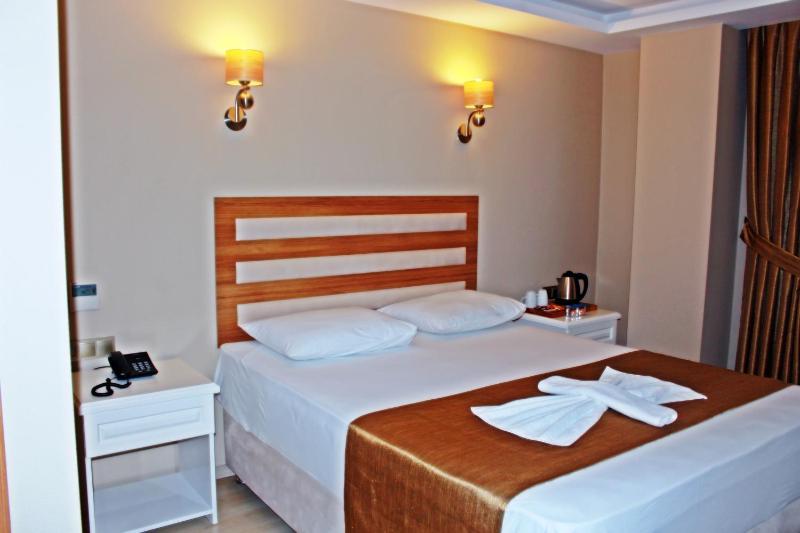 Deluxe Double Room with Side Sea View image 4