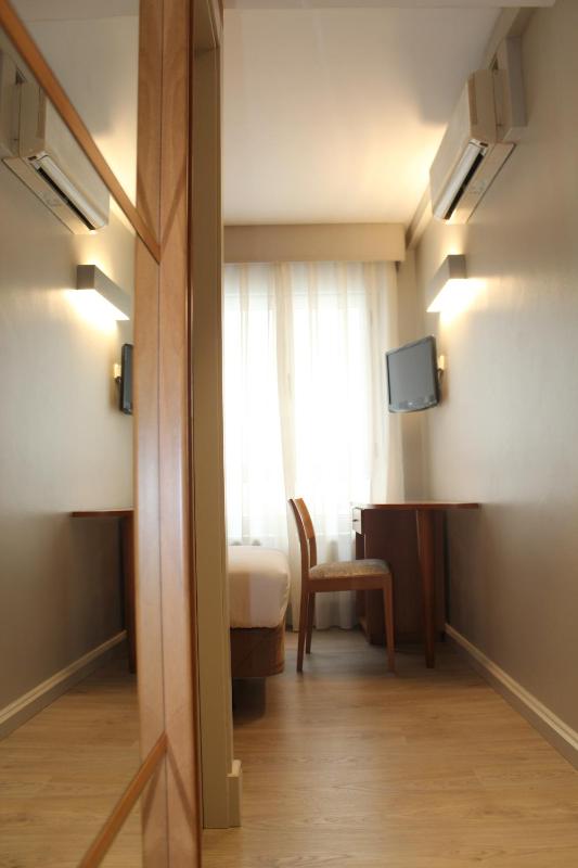 Single Room image 3
