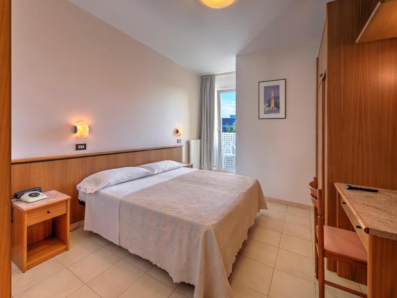Double Room image 3