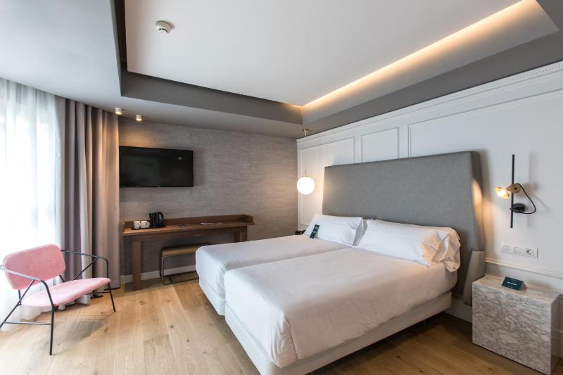 Standard Double or Twin Room with Sea View image 3