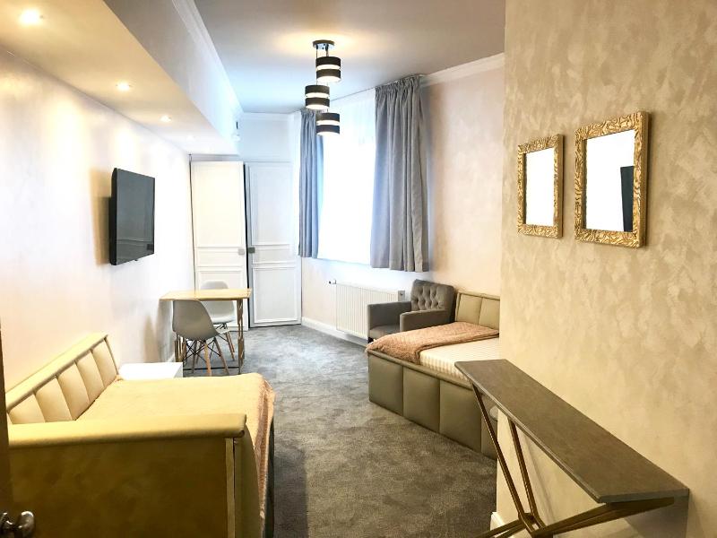 Standard Twin Room image 2
