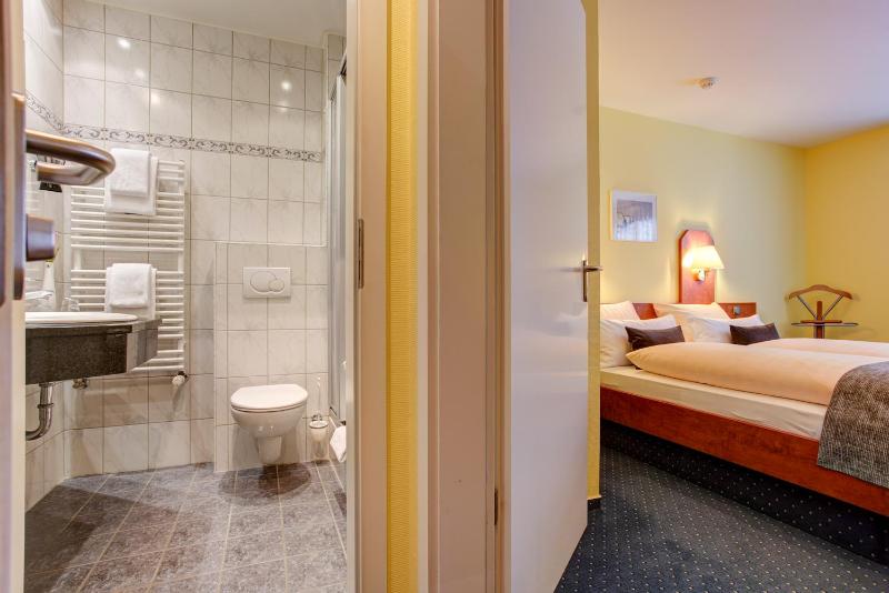Triple Room with Bathroom image 2