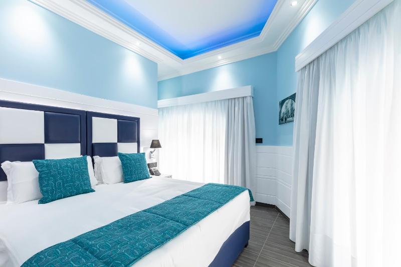 Luxury Triple Room image 4