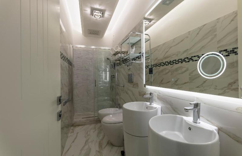 Luxury Triple Room image 3