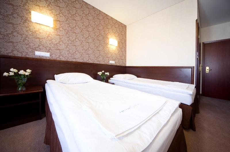 Standard Twin/Double Room image 4