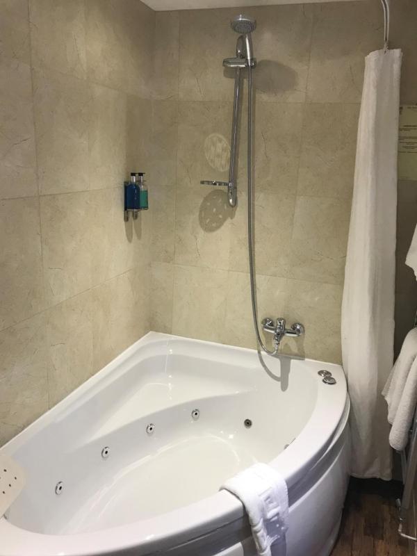 King Room with Spa Bath image 1