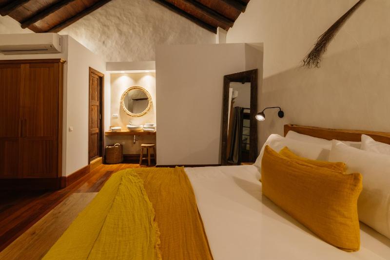 Deluxe Double Room image 2