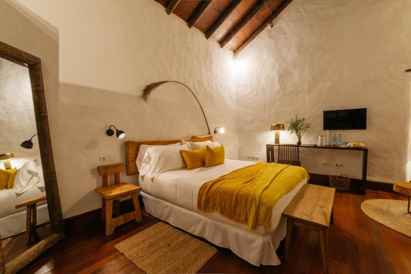 Deluxe Double Room image 3