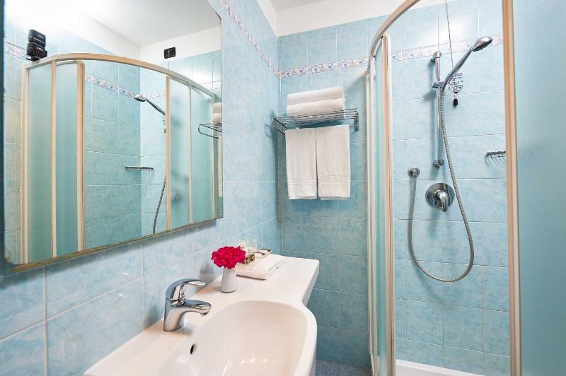 Standard Double or Twin Room image 3