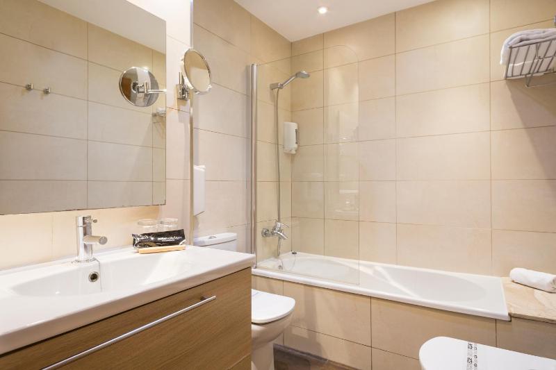 Family Room (4 Adults) image 2