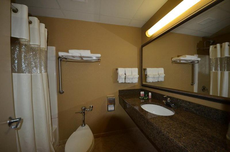 Queen Room with Two Queen Beds - Disability Access image 3