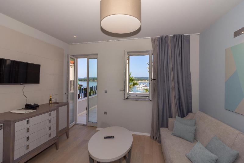 Superior Suite with Sea View image 2