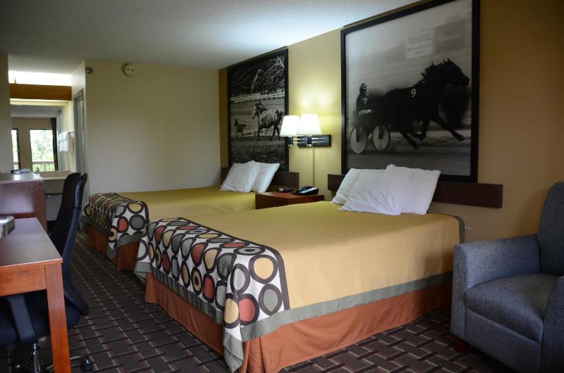 Queen Room with Two Queen Beds - Non-Smoking image 4