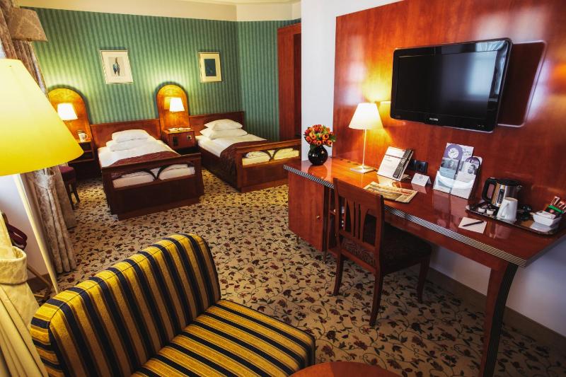 Classic Twin Room image 4