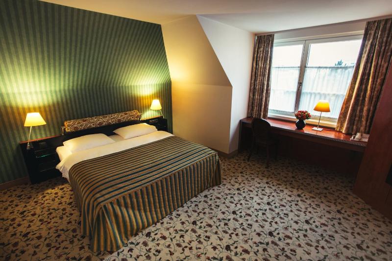 Classic Double Room image 3