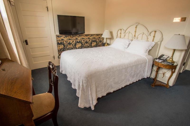 Traditional Queen Room image 2