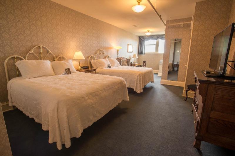 Deluxe Two Queen Bed Room image 2