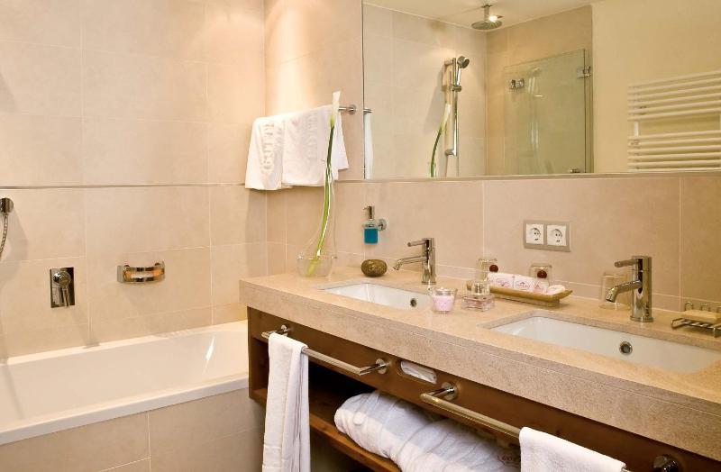 Deluxe Double Room image 2