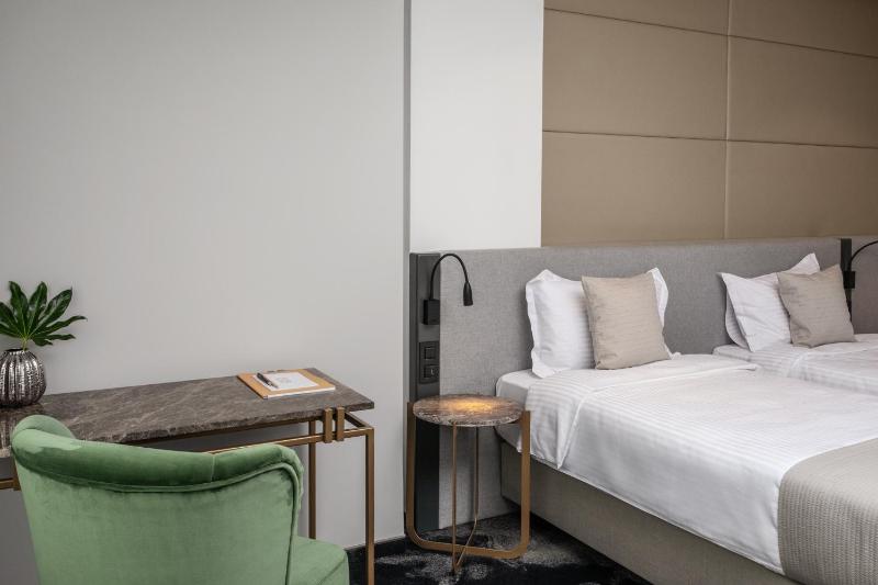 Standard Twin Room image 4