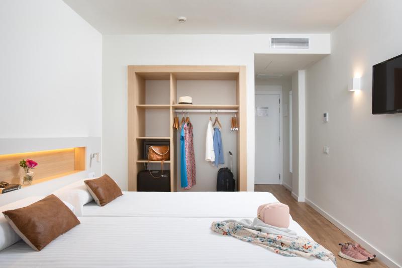 Double or Twin Room image 4