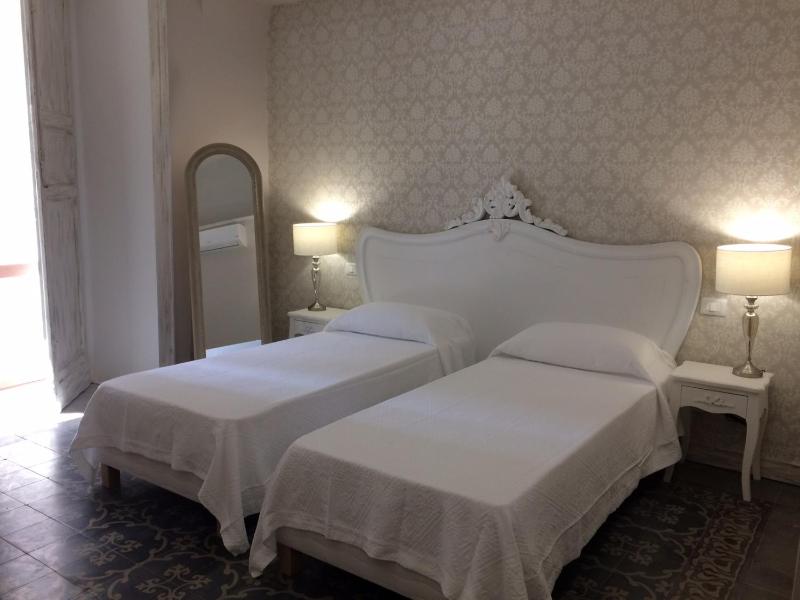 Deluxe King Room image 4