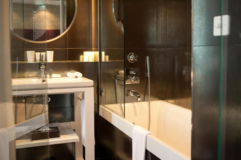 Deluxe Double or Twin Room image 4