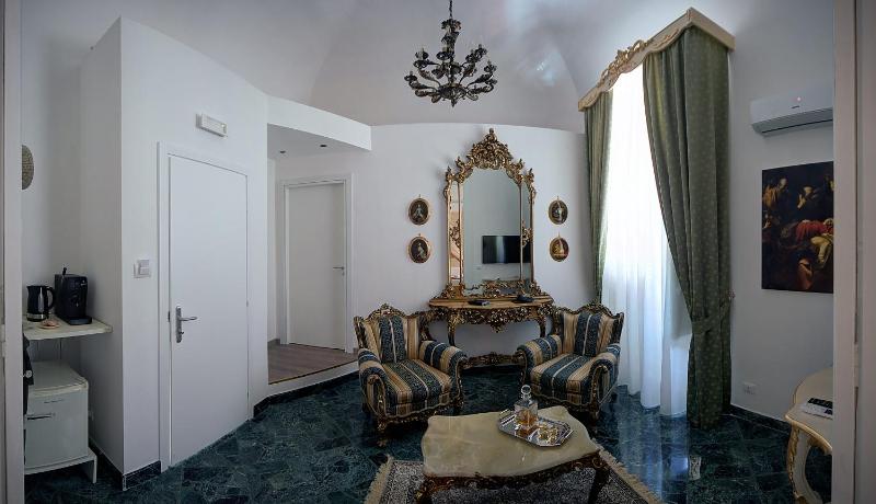 Deluxe Queen Suite image 3