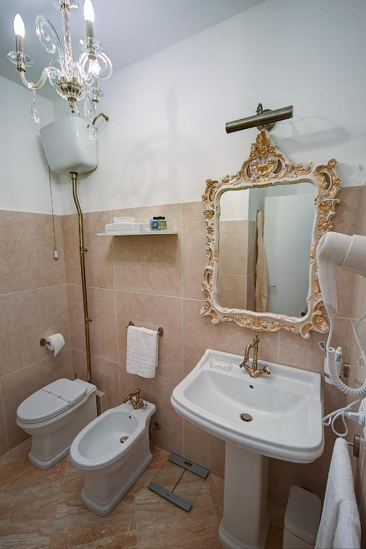 Deluxe Queen Suite image 2