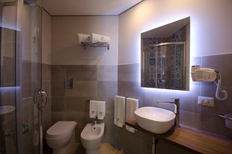 Double Room with Balcony image 4
