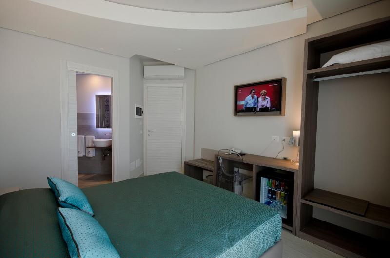 Double Room with Balcony image 3