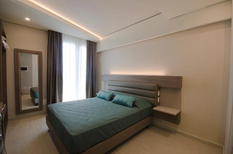 Double Room with Balcony image 2