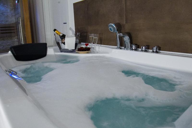 King Room with Spa Bath image 3