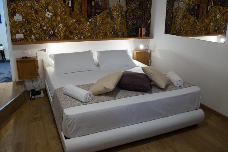 King Room with Spa Bath image 4