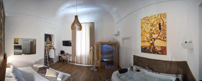 King Room with Spa Bath image 2