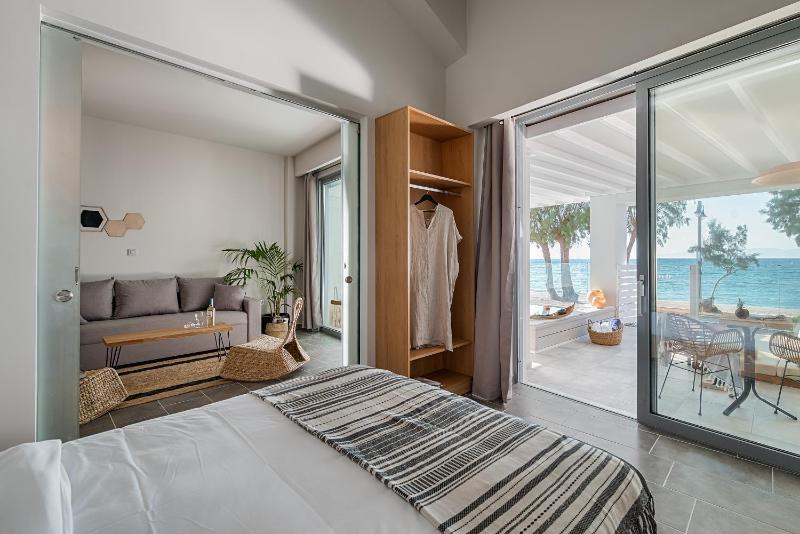 Sea Front Premier Suite with Jetted Pool image 1
