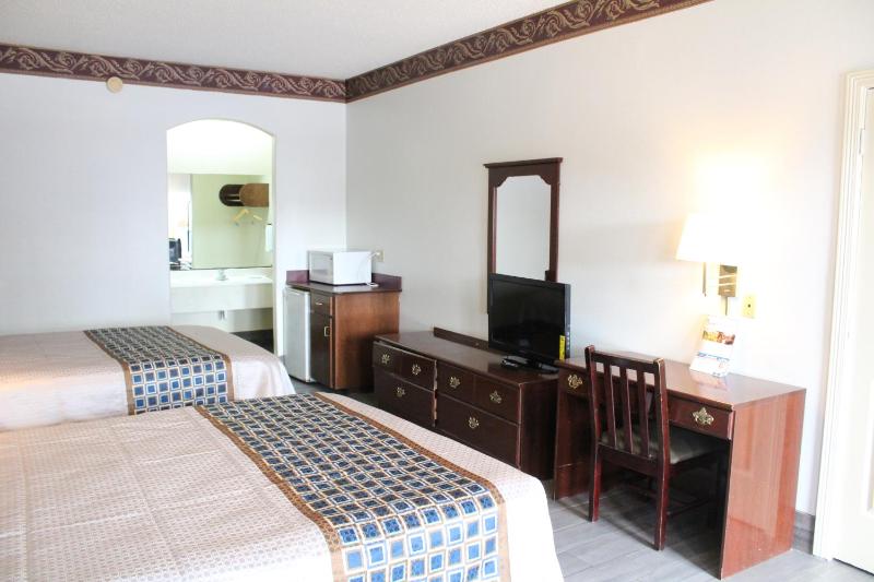 Deluxe Queen Room image 3