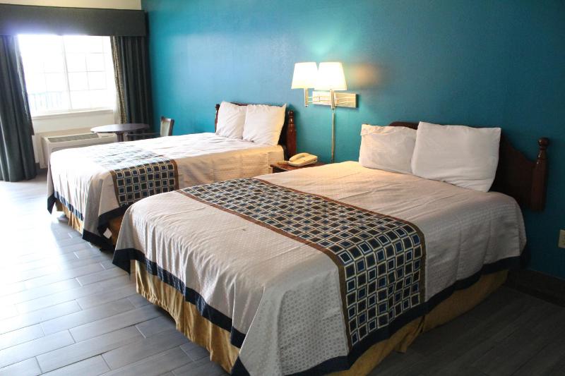 Deluxe Queen Room image 2