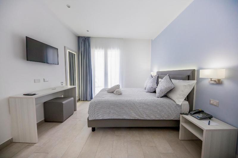 Ossuna Bay Hotel - image 22