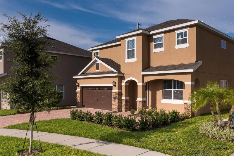 Six-Bedroom House image 4