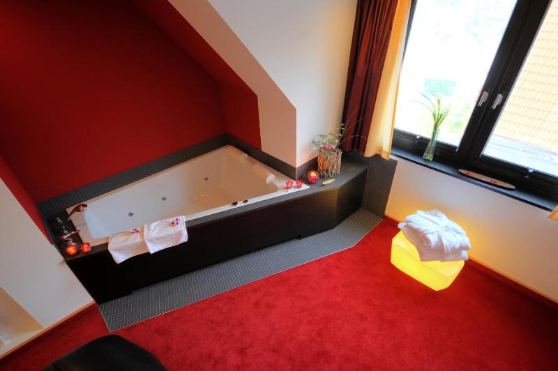 Double Room with Spa Bath image 4