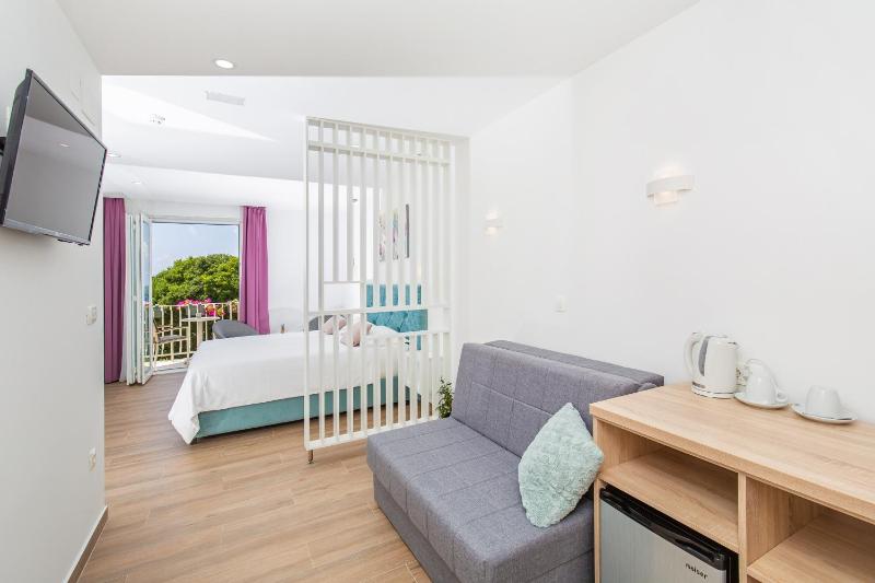 Deluxe Double or Twin Room with Balcony image 3