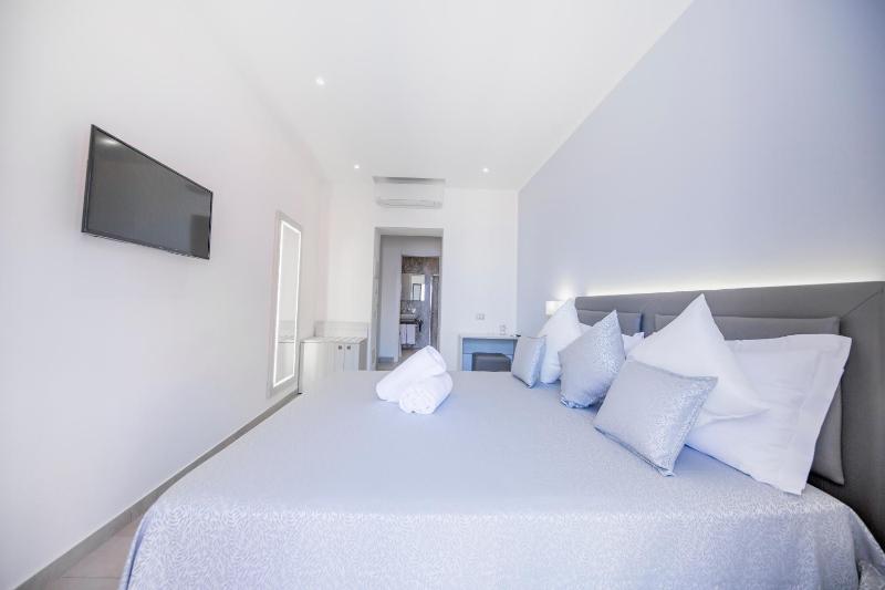 Double Room with Balcony image 3