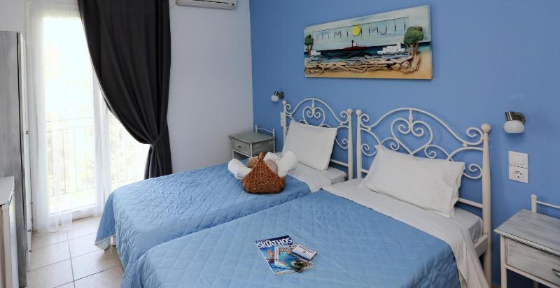 Standard Twin Room with Garden View image 2